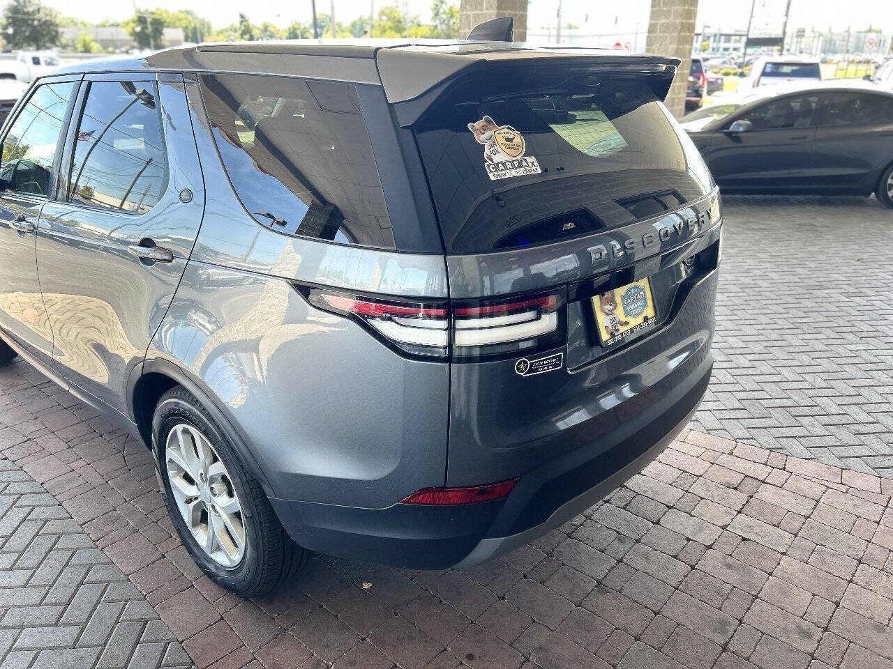 Used 2018 Land Rover Discovery SE AWD/4WD image 16