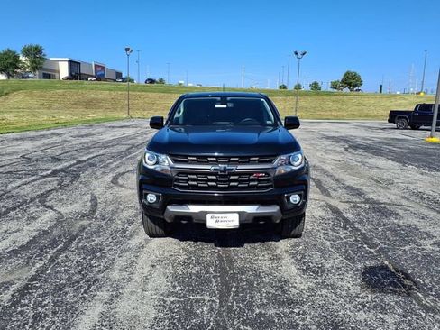 Used 2021 Chevrolet Colorado Z71 AWD/4WD image 2
