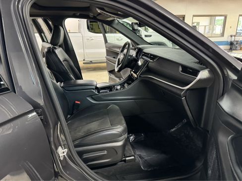 Used 2023 Jeep Grand Cherokee Altitude image 10