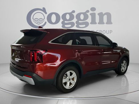 Used 2024 Kia Sorento LX FWD image 5