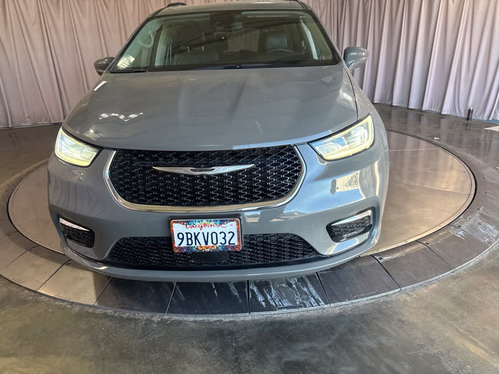 Used 2022 Chrysler Pacifica Touring-L FWD image 2