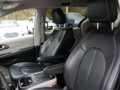 Used 2022 Chrysler Pacifica Touring-L image 9