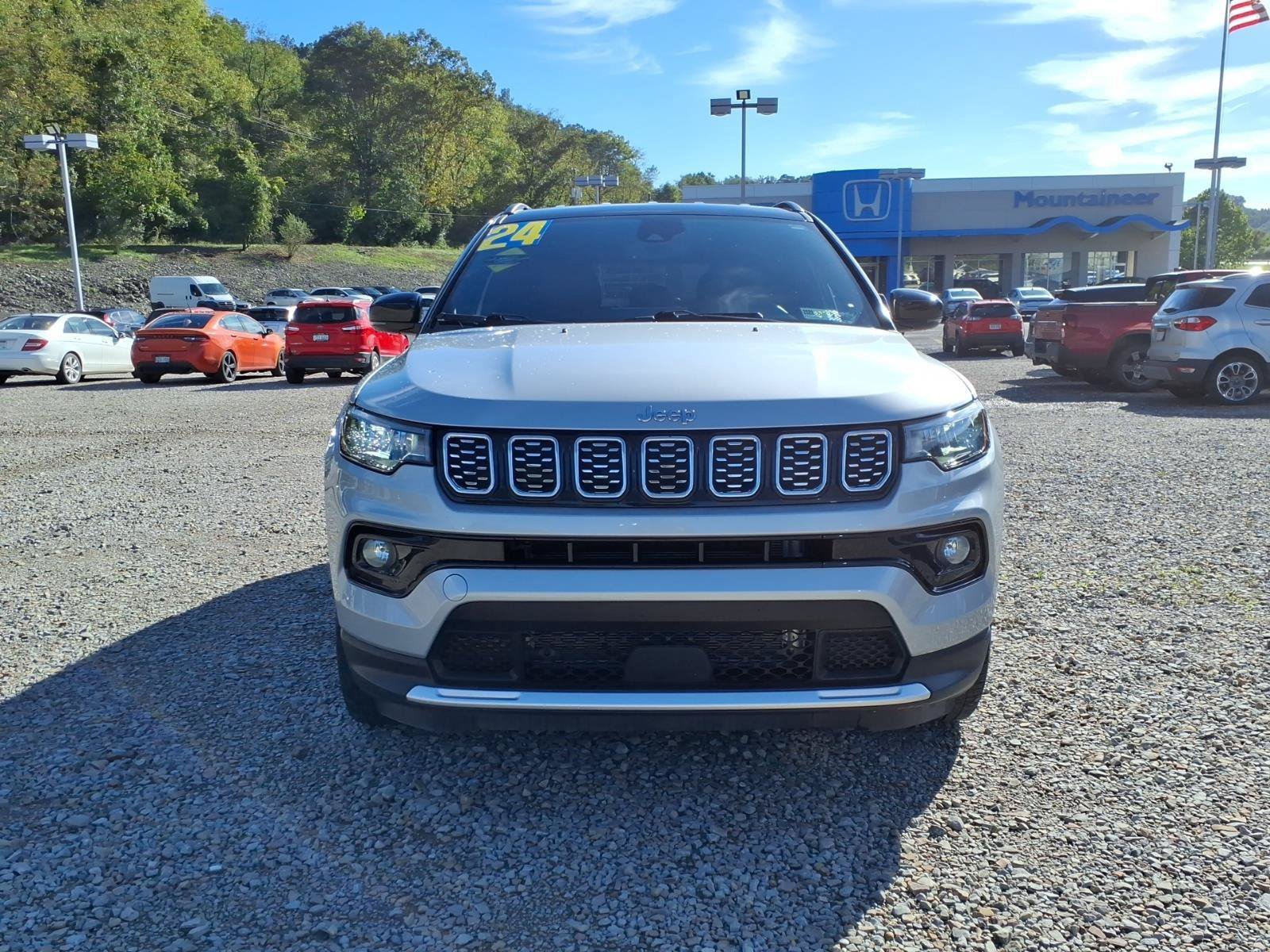 Used 2024 Jeep Compass Limited AWD/4WD image 2