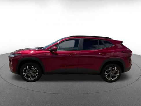 Used 2025 Chevrolet Trax LT FWD image 4