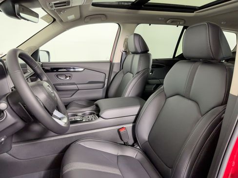 New 2025 Honda Pilot Touring image 4