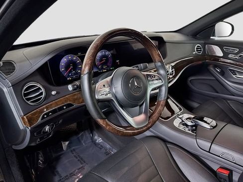 Used 2018 Mercedes-Benz S 560 4MATIC Sedan w/ Premium Package image 19