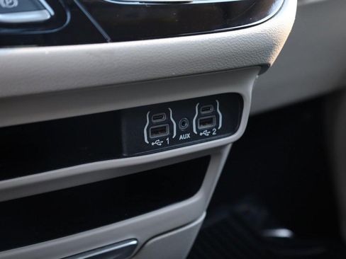 Used 2024 Chrysler Pacifica Touring-L FWD image 17