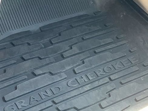 Used 2019 Jeep Grand Cherokee Limited AWD/4WD image 32
