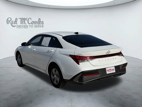 Used 2025 Hyundai Elantra SE image 3