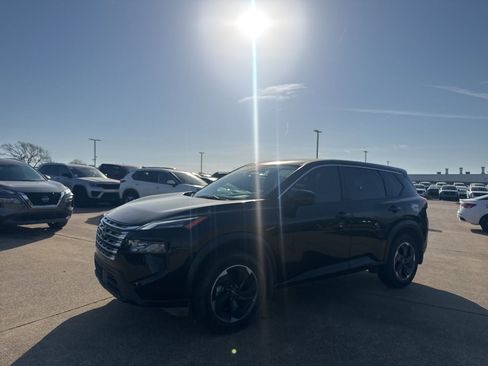 Used 2024 Nissan Rogue SV image 8