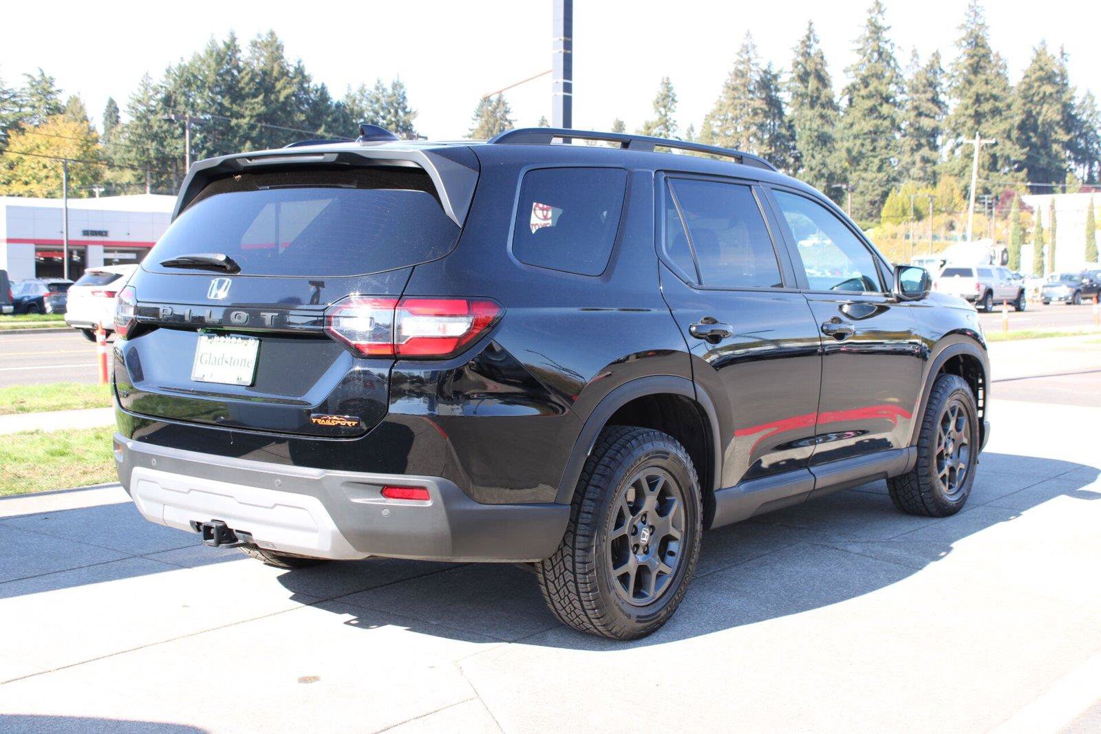 Used 2025 Honda Pilot TrailSport image 14