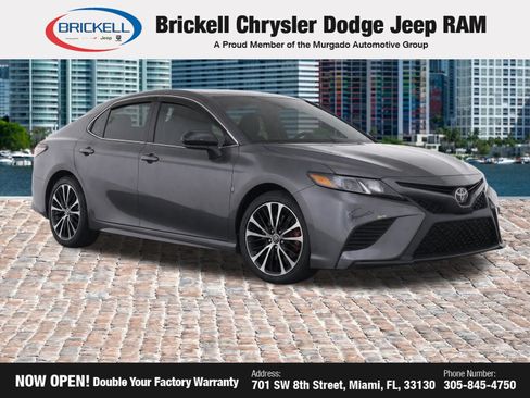 Used 2020 Toyota Camry SE w/ Convenience Package FWD image 2