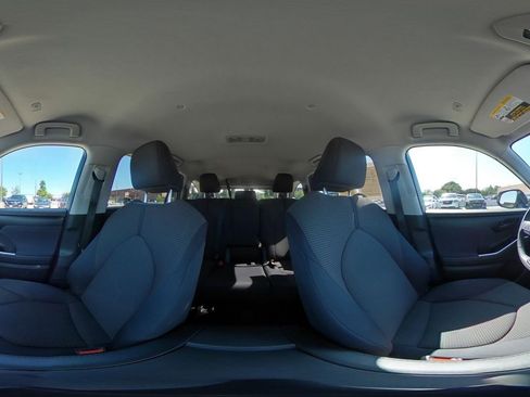 Used 2025 Toyota Highlander LE FWD image 44