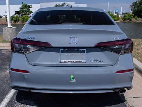 Used 2025 Honda Civic Sport image 4