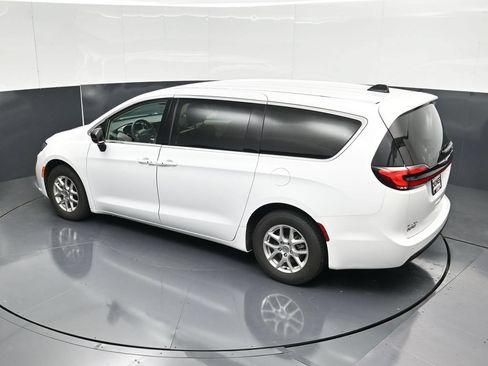 Used 2024 Chrysler Pacifica Touring-L FWD image 51