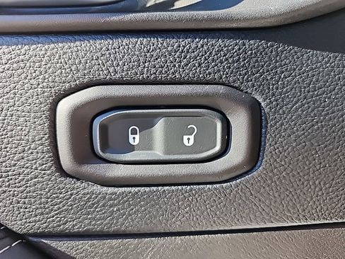 Used 2018 Jeep Wrangler Unlimited Sahara w/ Dual Top Group image 23