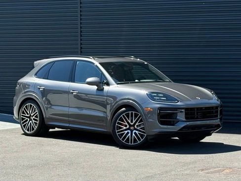 New 2025 Porsche Cayenne GTS AWD/4WD image 9