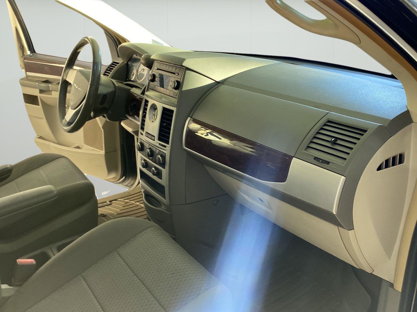 Used 2010 Chrysler Town & Country Touring FWD image 26
