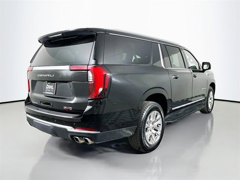 Used 2025 GMC Yukon XL Denali image 7
