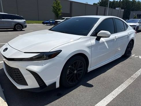 Used 2025 Toyota Camry SE FWD image 2