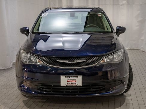 Used 2017 Chrysler Pacifica Touring image 2