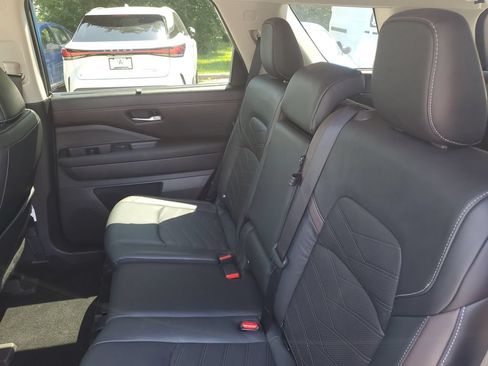 Used 2022 Nissan Pathfinder Platinum w/ Cargo Package AWD/4WD image 28