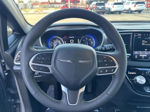 Used 2025 Chrysler Pacifica Select FWD image 16
