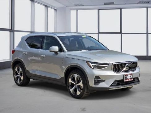 Used 2025 Volvo XC40 B5 Plus AWD/4WD image 3