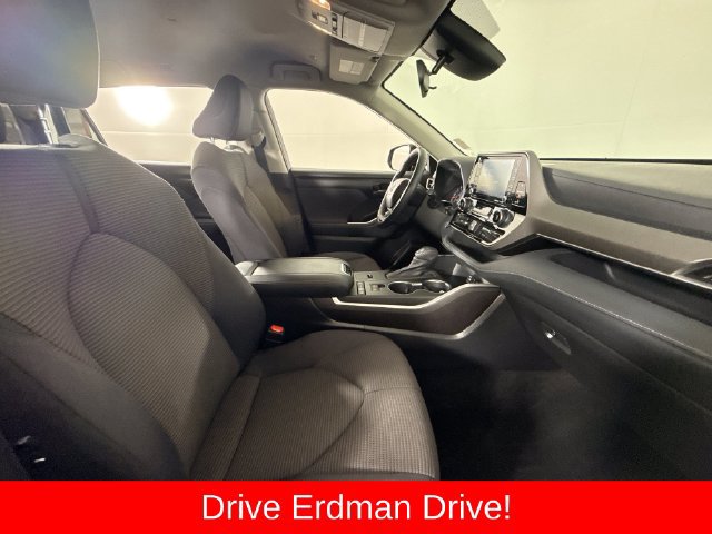 Used 2022 Toyota Highlander LE FWD image 25