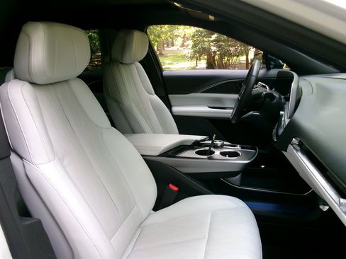 Used 2024 Cadillac Lyriq Sport AWD/4WD image 18