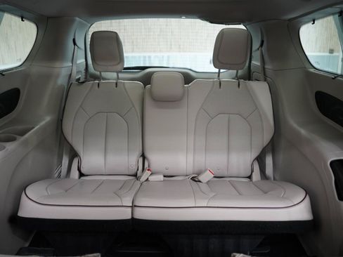 Used 2017 Chrysler Pacifica Limited w/ UConnect Theater Package FWD image 38