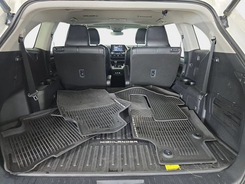 Used 2020 Toyota Highlander XLE AWD/4WD image 30