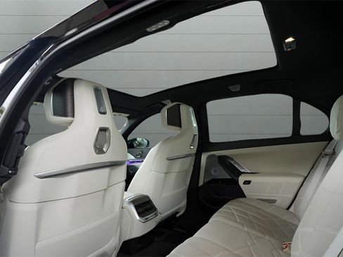 Used 2023 BMW 760i xDrive w/ Executive Package image 30