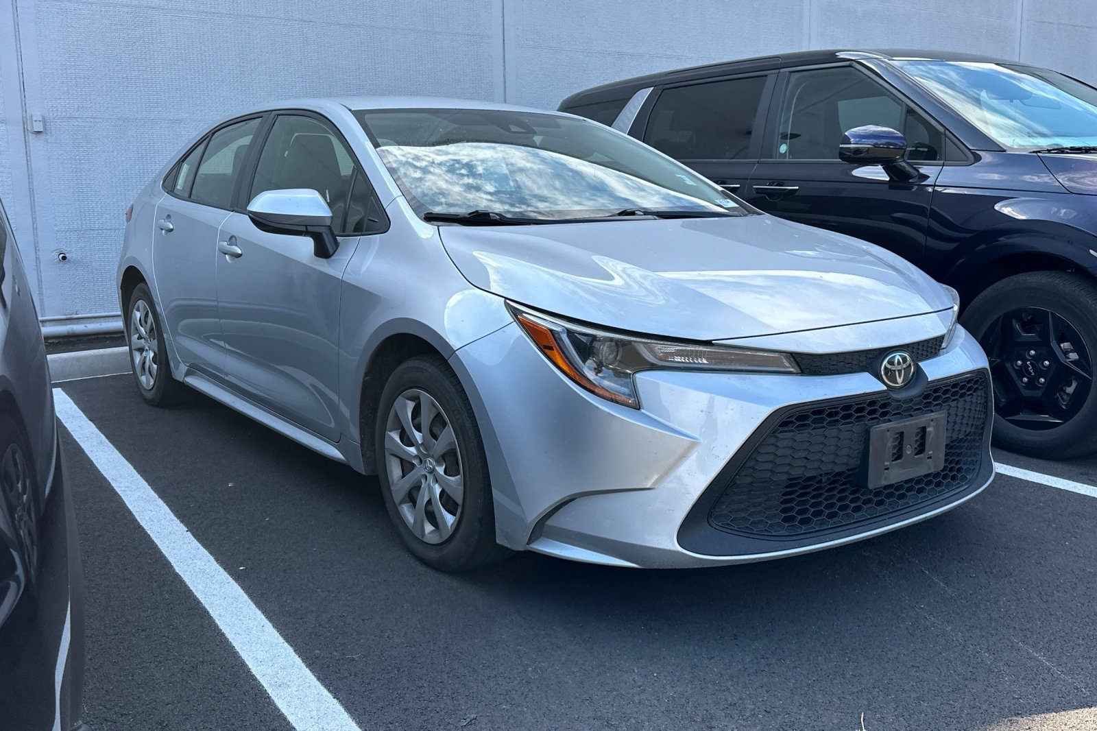 Used 2020 Toyota Corolla LE FWD image 2