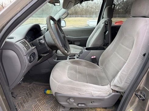 Used 2005 Ford Explorer XLT image 10