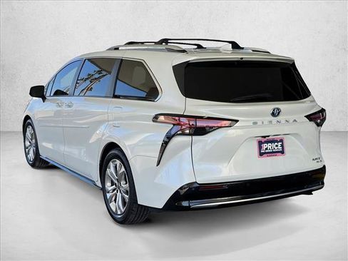 Used 2022 Toyota Sienna Platinum image 3