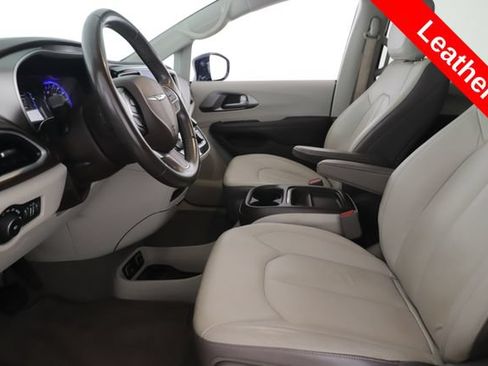 Used 2017 Chrysler Pacifica Touring-L FWD image 16