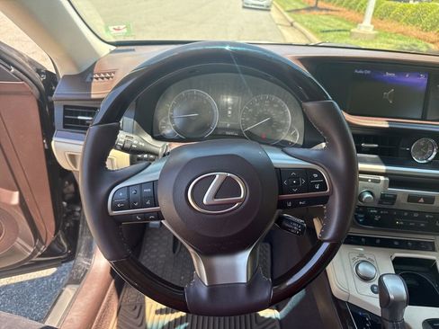 Used 2017 Lexus ES 350 w/ Luxury Package FWD image 16