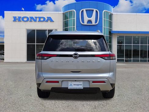 Used 2025 Nissan Pathfinder SL FWD image 4