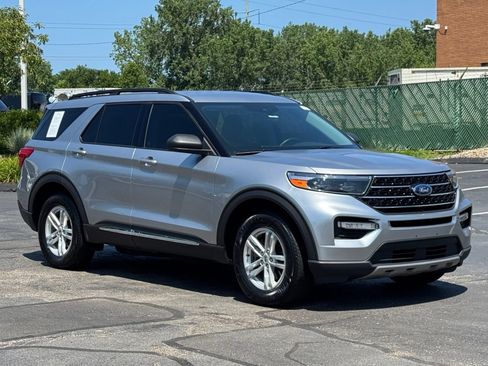Used 2020 Ford Explorer XLT w/ Equipment Group 202A AWD/4WD image 2