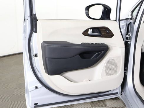 Used 2024 Chrysler Pacifica Limited FWD image 28