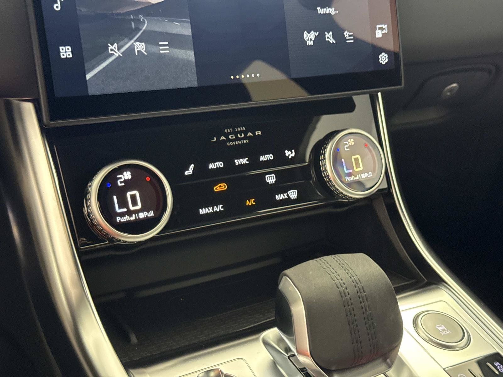 Certified 2024 Jaguar XF R-Dynamic SE AWD/4WD image 18