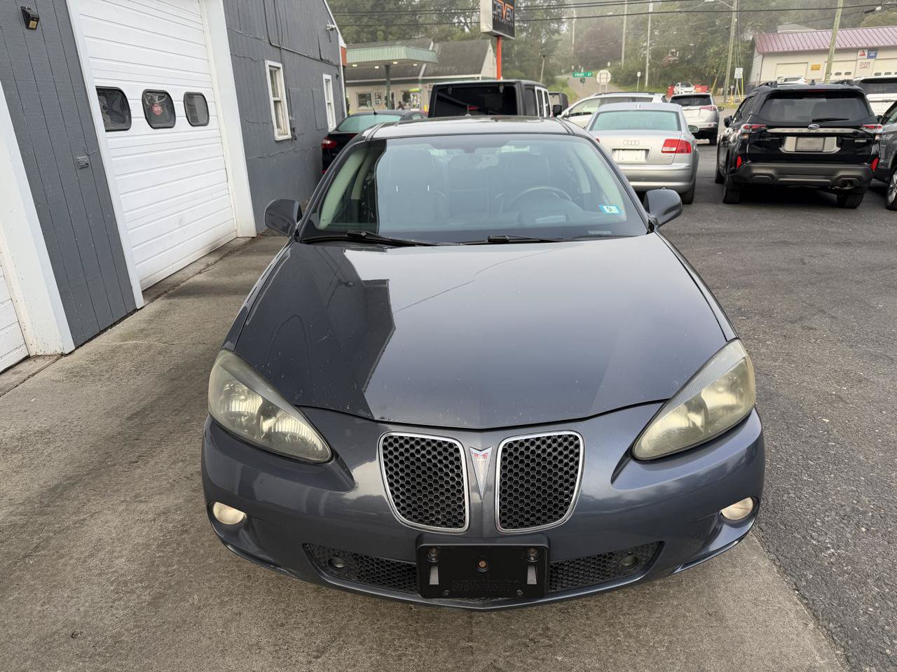 Used 2008 Pontiac Grand Prix GXP FWD image 2