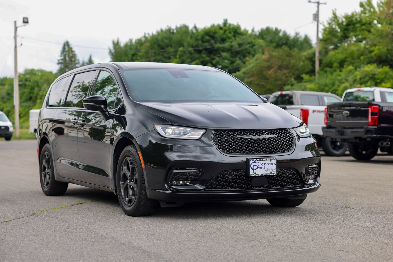 Used 2024 Chrysler Pacifica Limited FWD image 3