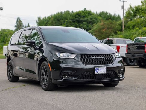 Used 2024 Chrysler Pacifica Limited FWD image 3