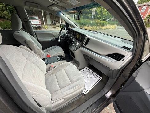 Used 2016 Toyota Sienna LE FWD image 9