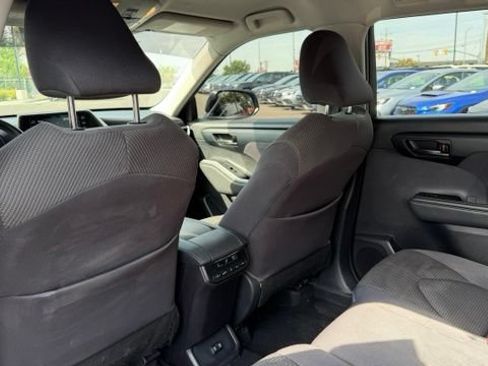 Used 2021 Toyota Highlander LE AWD/4WD image 14