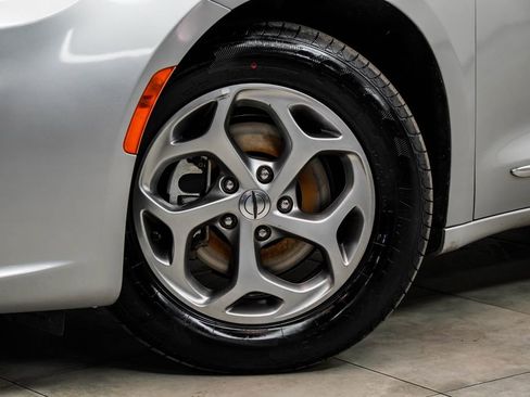 Used 2023 Chrysler Pacifica Limited image 3