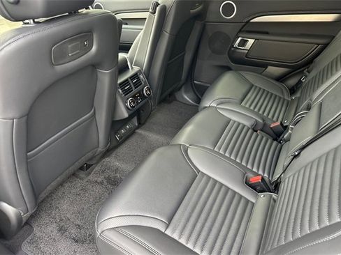 New 2025 Land Rover Discovery Dynamic SE image 11
