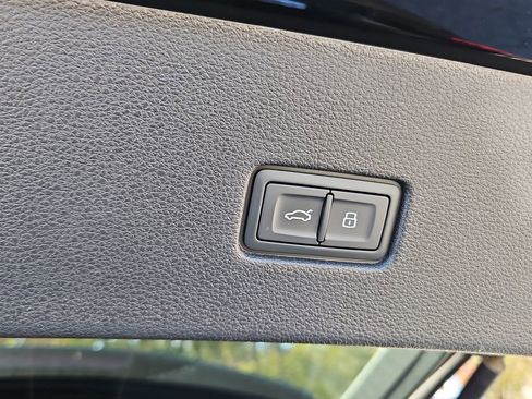 Used 2022 Audi Q8 Premium w/ Convenience Package image 30